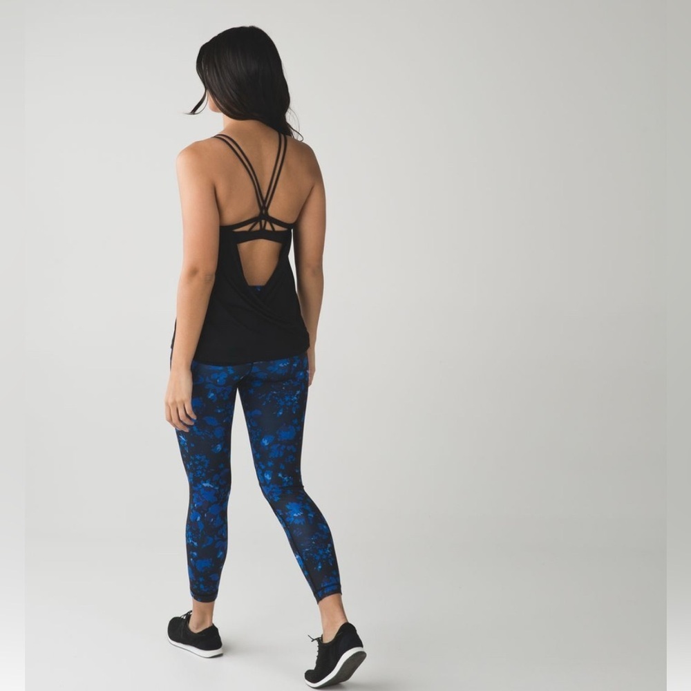 Lululemon Make A Move Tank - Black
Lululemon work out top size 4 great condition